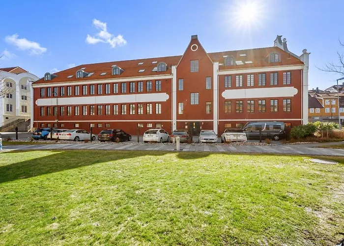 Modern & Central 2 Bedroom Apartment With Parking