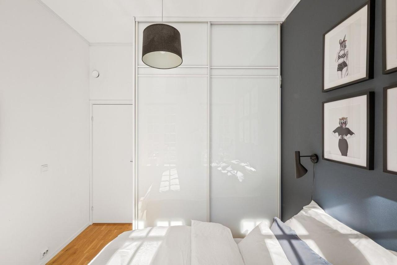 Modern & 2 Bedroom With Parking Apartment *
