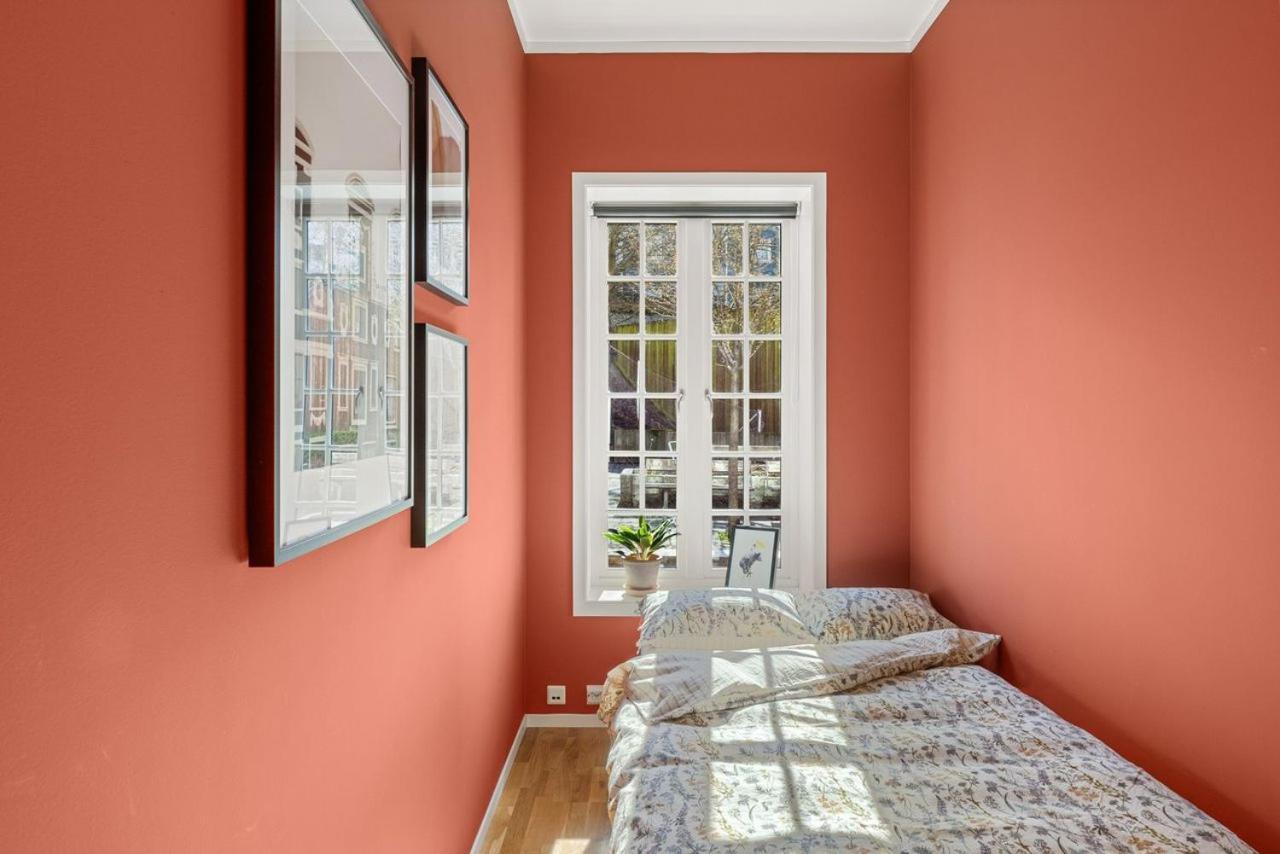 Modern & 2 Bedroom With Parking *